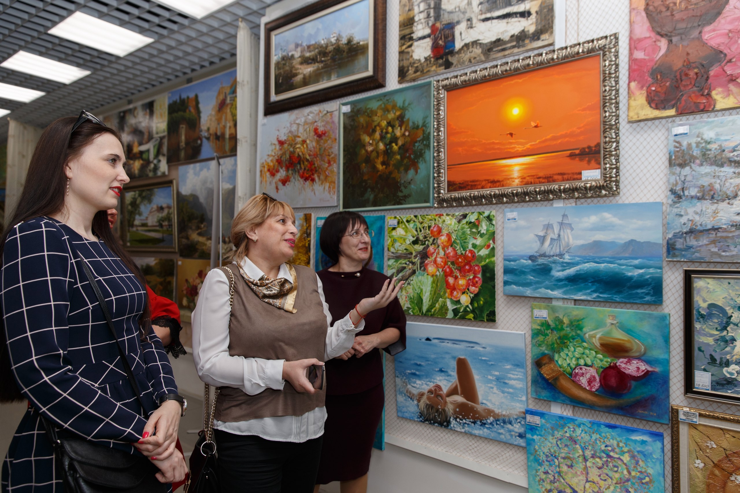 Галерея тюмень. Галерея искусств Альбины Харитоновой Тюмень. Галерея Альбины Харитоновой Тюмень художники. Галерея искусств Тюмень. Художник Альбина Харитонова.